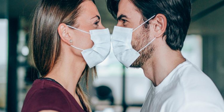 Estudo sugere uso de máscara durante o sexo para se proteger contra a Covid-19