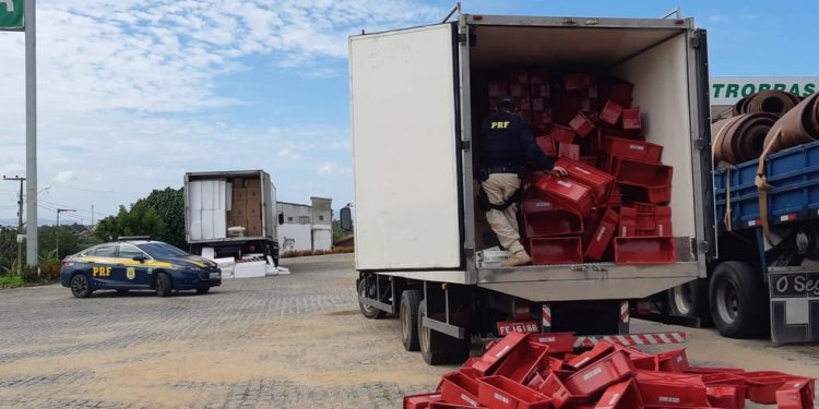 Cigarros estavam acondicionada em meio a caixas de plástico e isopor (Foto: PRF/Divulgação)