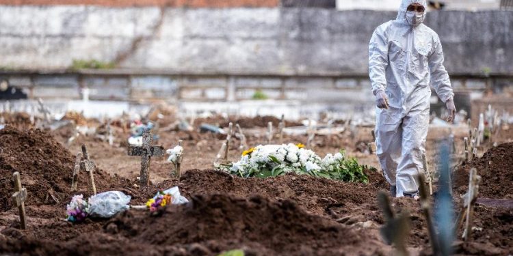 Com dados omitidos, Brasil registra 35.930 mortes e 672.846 casos de Covid-19