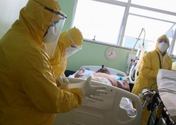 Profissionais de saúde tratam de paciente com coronavírus em hospital em Santo André (SP) (Foto: Rahel Patrasso)