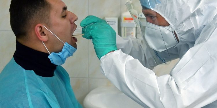 Ceará possui 234 mil testes rápidos para Covid-19, maior parte destinada ao interior