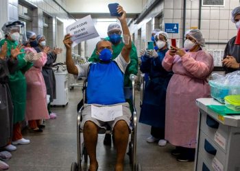 Mário Barbosa comemora a recuperação da Covid-19 e sai do Hospital Universitário Walter Cantídio ao som de aplausos (Foto: Marília Quinderé)