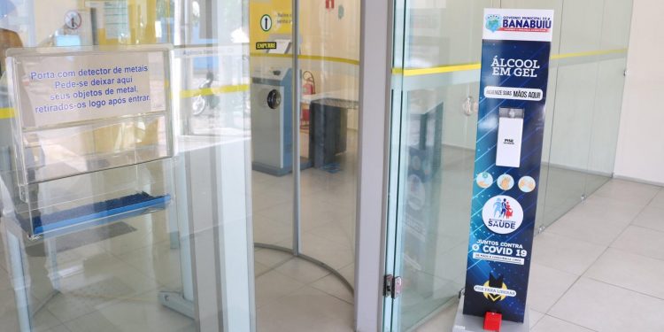 Covid-19: Cidades do interior adotam totens com álcool em gel como medida de higienização