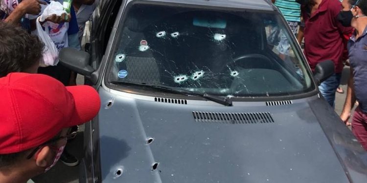 Homem é morto a tiros dentro de carro ao lado de praça no Centro de Nova Olinda