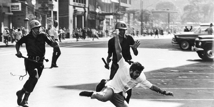 Apoio a democracia chega a 75% e bate recorde em meio a ameaças de Bolsonaro