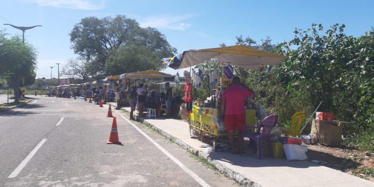 Em primeiro dia de ‘lockdown’, feira de fogos e lojas são flagradas funcionando em Juazeiro do Norte