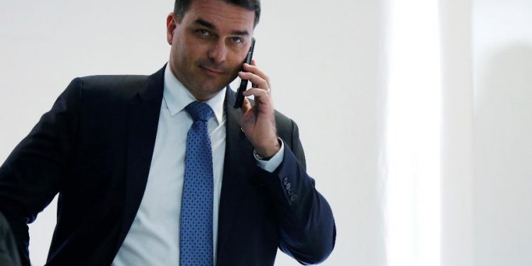 MPF intima Flávio Bolsonaro a depor em investigação de vazamentos na PF