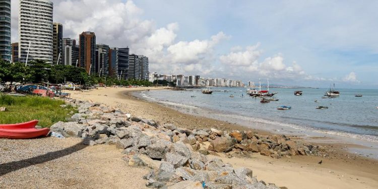 Após caos e lockdown, Fortaleza tem queda de curvas e encerra pico de Covid-19