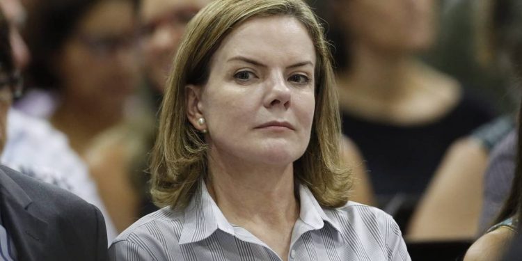 PT defende saída de Bolsonaro e Mourão e quer novas eleições, diz Gleisi