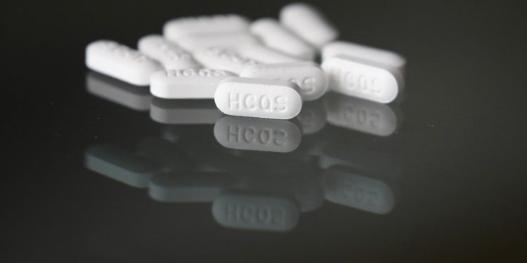 Trump diz que continuará enviando hidroxicloroquina ao Brasil mesmo após EUA vetarem uso emergencial do medicamento