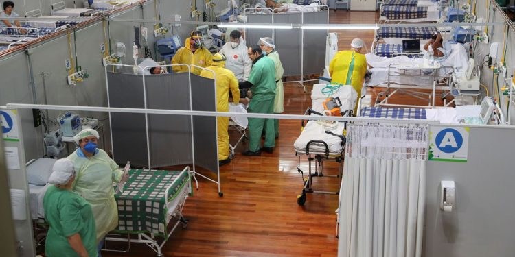 Covid-19: Brasil tem 40,9 mil mortes e 802 mil infectados