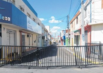 Ruas da cidade de Iguatu com bloqueios fixos em regime de lockdown que agora prossegue (Foto: Wandemberg Belém)