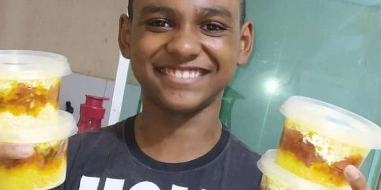 Fã de Belchior, menino de 13 anos ajuda mãe a vender cuscuz e recebe apoio na internet