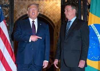 Aliado de Bolsonaro, Trump cita mau exemplo do Brasil no combate ao coronavírus