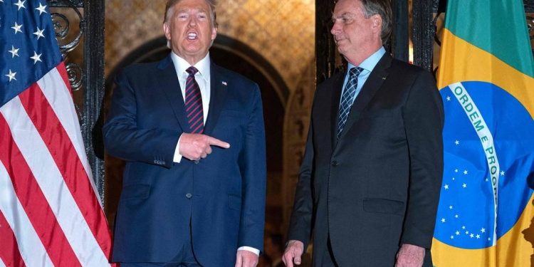 Aliado de Bolsonaro, Trump cita mau exemplo do Brasil no combate ao coronavírus