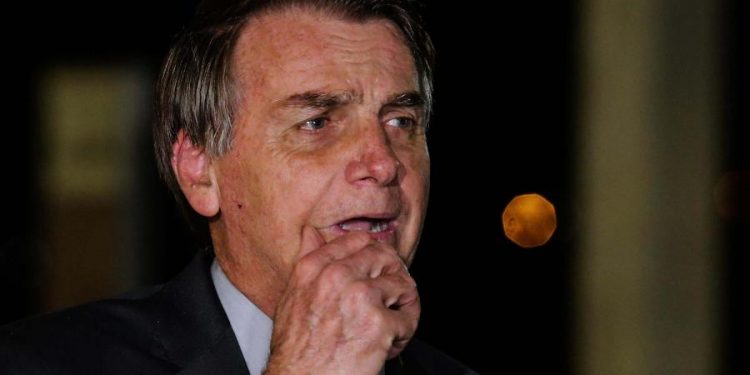 Bolsonaro defende atraso em boletins de Covid-19 para “não atender a Globo”