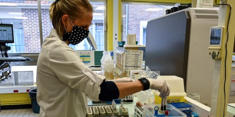 Vacinas na linha de frente irão para testes clínicos em breve, diz OMS