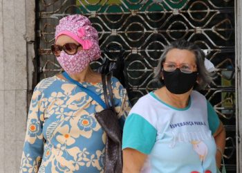 Pessoas usando máscara de pano (Foto: Fabio Lima)