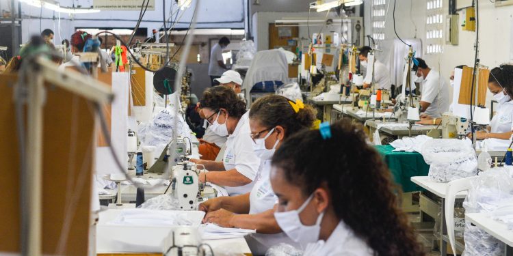 Com aquisição de 5 milhões de máscaras, Governo do Ceará reforça prevenção e aquece setor têxtil