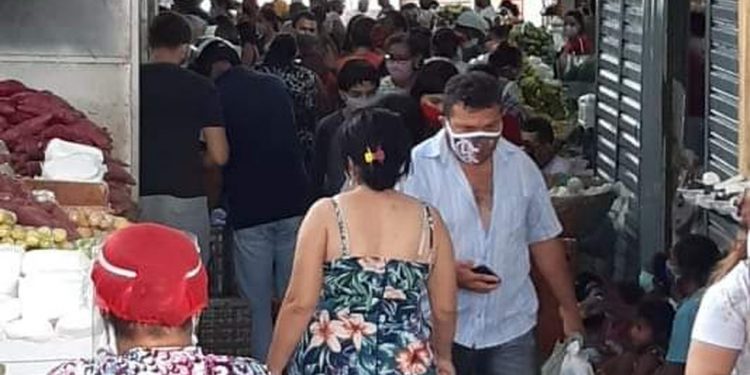 Mercado do Pirajá tem aglomeração neste domingo (21)