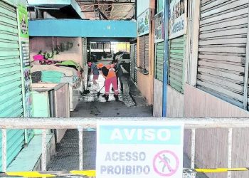 Mercado público de Juazeiro do Norte é higienizado para tentar conter a disseminação pelo novo coronavírus na cidade (Foto: Lorena Tavares)