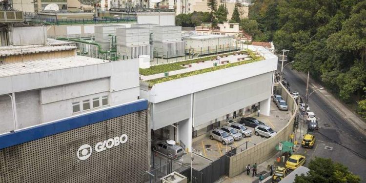 Homem invade Globo e ameaça repórter com faca