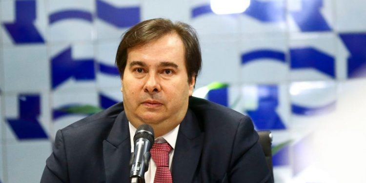 Ainda não há votos na Câmara para aprovar adiamento das eleições, diz Maia