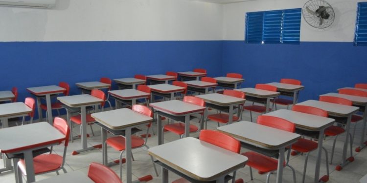 Escolas que cobraram mensalidade integral durante pandemia devem ressarcir valor a mais