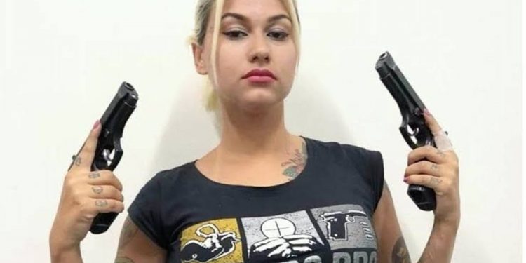 Sara Winter, militante do movimento bolsonarista armado ‘300 do Brasil’, é presa pela PF em Brasília