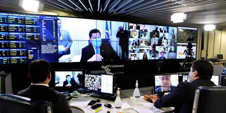 Senado aprova em 2º turno adiamento de eleição para novembro; proposta segue para a Câmara