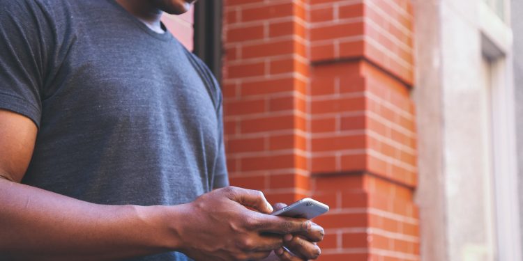 ‘Fake news’ geram desconfiança e desamparo, diz especialista