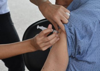 Vacina contra coronavírus desenvolvida no Reino Unido vai ser testada em brasileiros