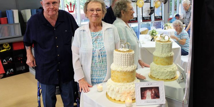 Junto há 53 anos, casal morre de Covid-19 de mãos dadas