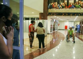 Paciente curado de Covid-19 recebe alta no Hospital Leonardo da Vinci, um dos pontos de tratamento do novo coronavírus em Fortaleza (Foto: Kid Júnior)