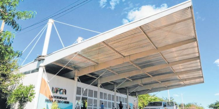 Paralisação e incerteza quanto ao retorno do ensino frustram alunos