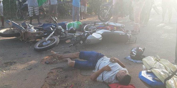 Acidente entre motos deixa dois homens em estado grave