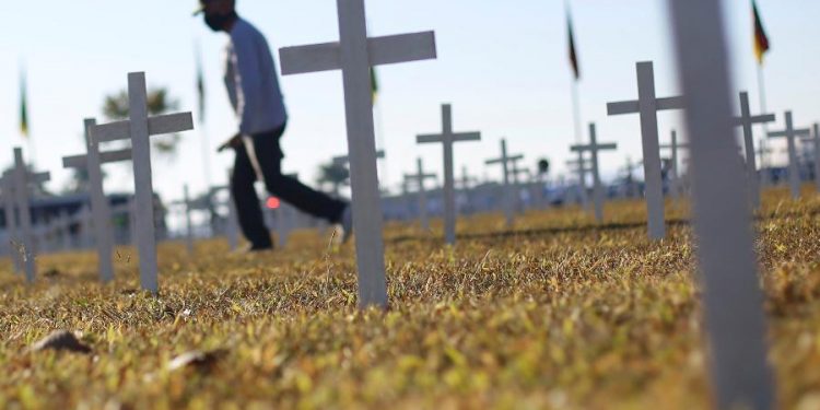 Brasil registra mais 1.071 mortes e 39 mil casos de Covid nas últimas 24h