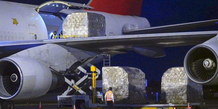 Covid-19: Avião com mais 70 toneladas de equipamentos de proteção individual (EPIs) chega ao Ceará