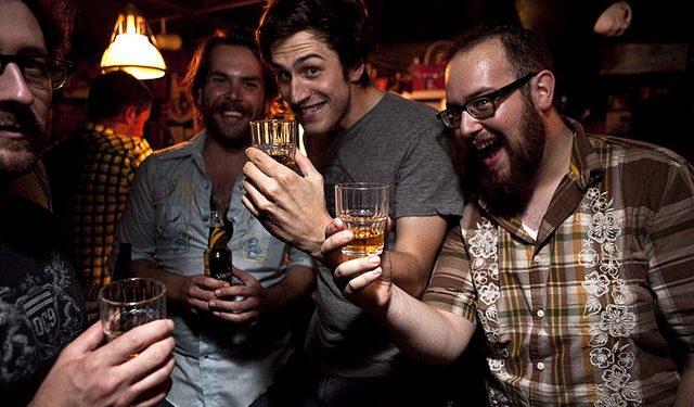 Homens não devem tomar mais que uma dose de bebida alcoólica por dia, dizem especialistas