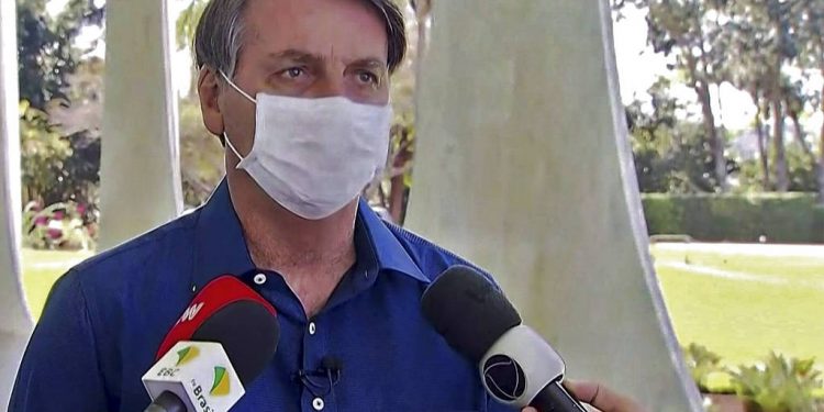 Ao anunciar teste positivo, Bolsonaro volta a errar sobre cloroquina e cita dados sem fonte