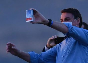 Bolsonaro é denunciado em Haia por genocídio e crime contra humanidade