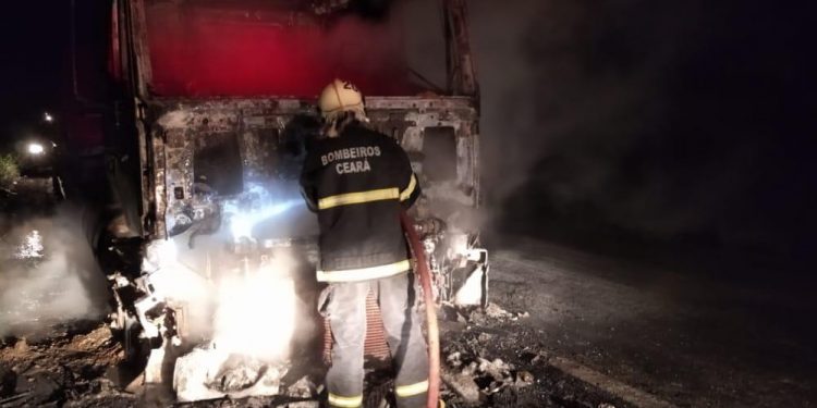 Caminhão que transportava cimento pega fogo na BR-116, em Limoeiro do Norte
