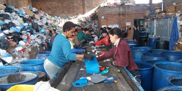 Camilo envia projeto de lei à Assembleia para criação de auxílio a catadores de materiais recicláveis