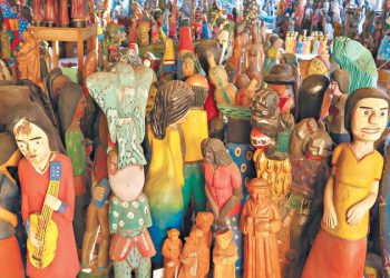 Peças do Mestre Noza, uma das figuras mais importantes do artesanato cearense, ficam expostas no Centro de Cultura Popular e atraem turistas a Juazeiro em busca da beleza e criatividade (Foto: André Costa)