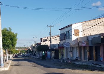 Comércio de Chorozinho amanheceu fechado nesta terça-feira (Foto: Rafaela Duarte)