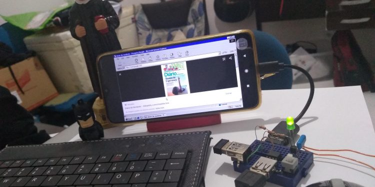 Professor e ex-catador de latinhas cria computador com apenas R$ 22