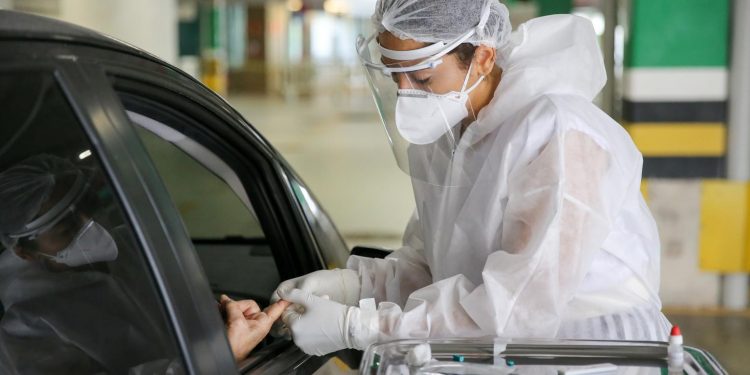 Recuperados da Covid-19 voltam a apresentar sintomas meses após a confirmação