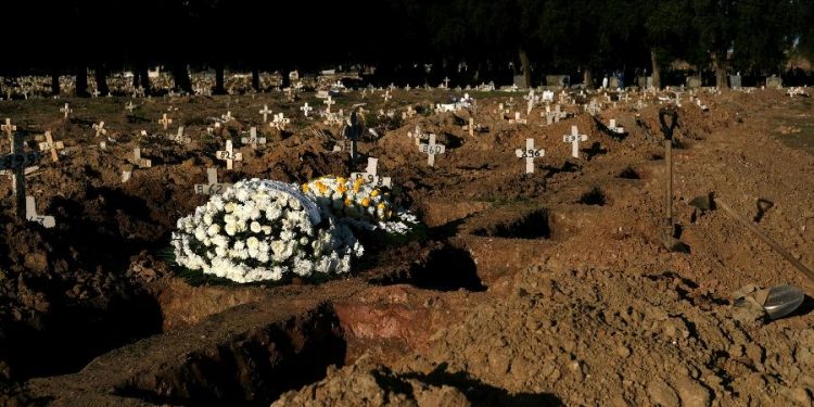 Brasil passa de 78 mil mortos por coronavírus; alta é de 921 óbitos em 24h