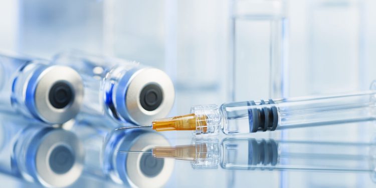 Vacina de Oxford para Covid-19 é segura e induz resposta imune, dizem cientistas