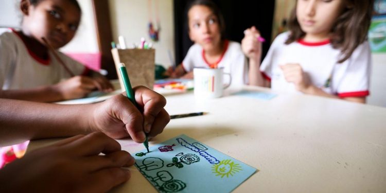 Pais de alunos vão participar de debate, com o governador Camilo Santana, sobre retorno das aulas presenciais